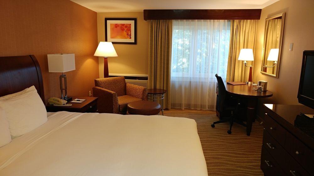Delta Hotels By Marriott Burlington Bagian luar foto