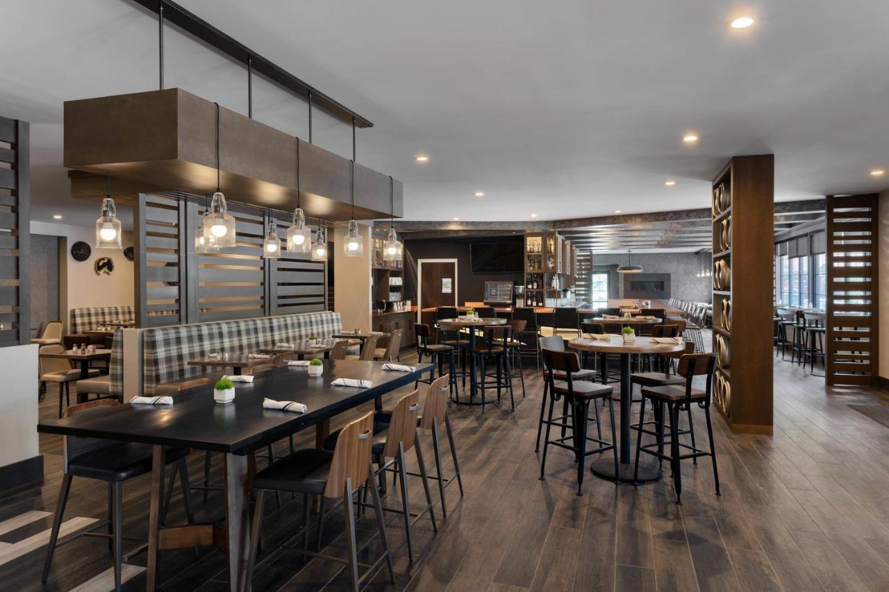 Delta Hotels By Marriott Burlington Bagian luar foto