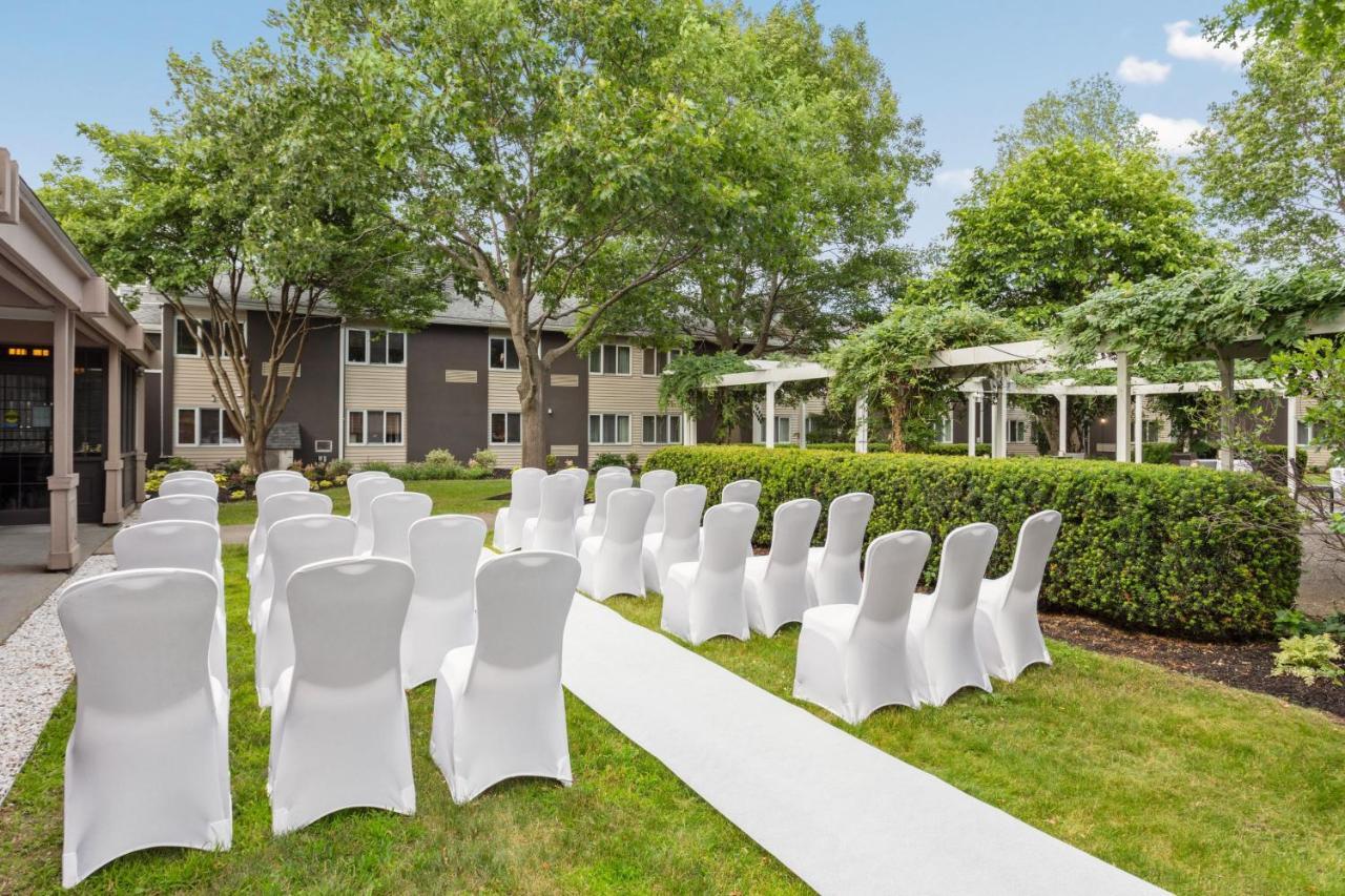 Delta Hotels By Marriott Burlington Bagian luar foto