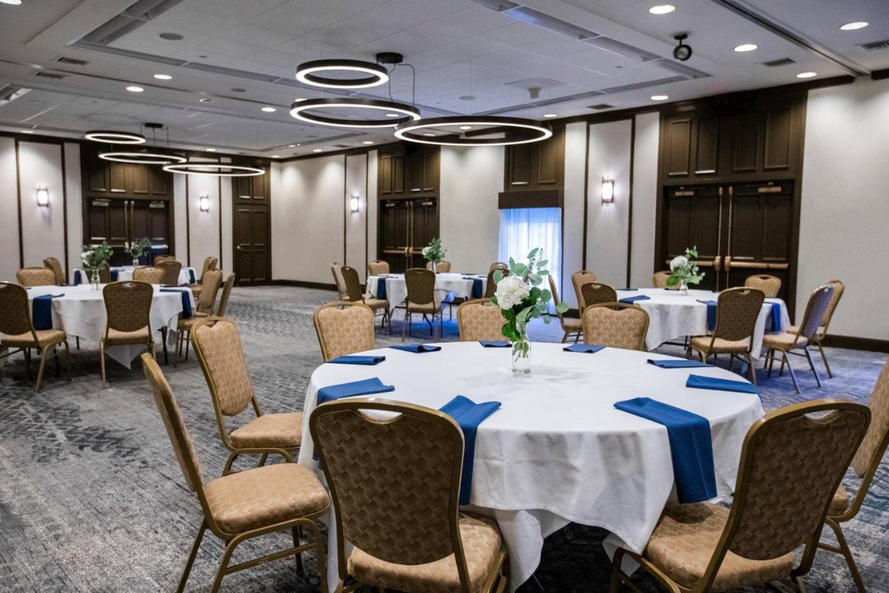 Delta Hotels By Marriott Burlington Bagian luar foto