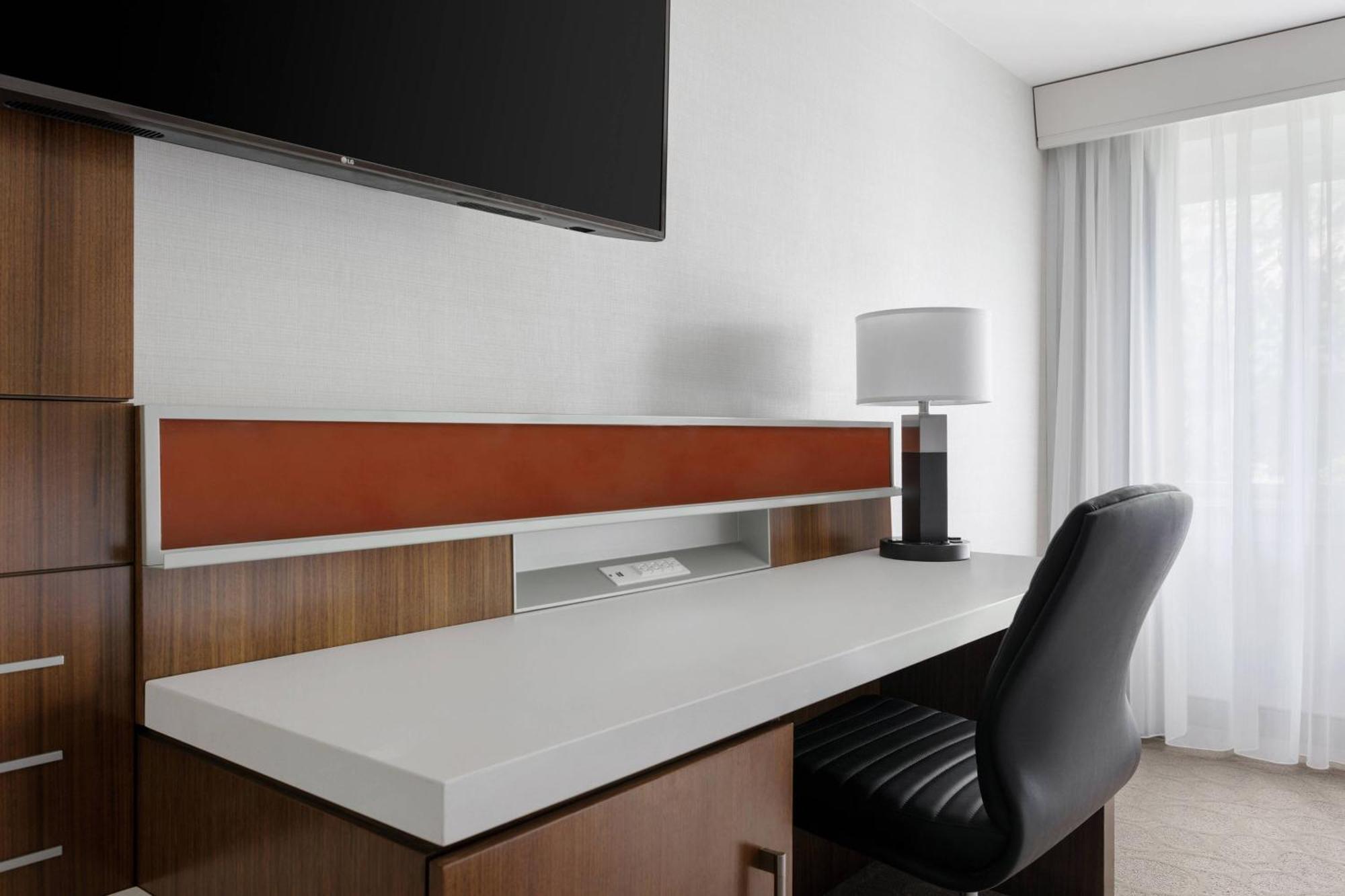 Delta Hotels By Marriott Burlington Bagian luar foto